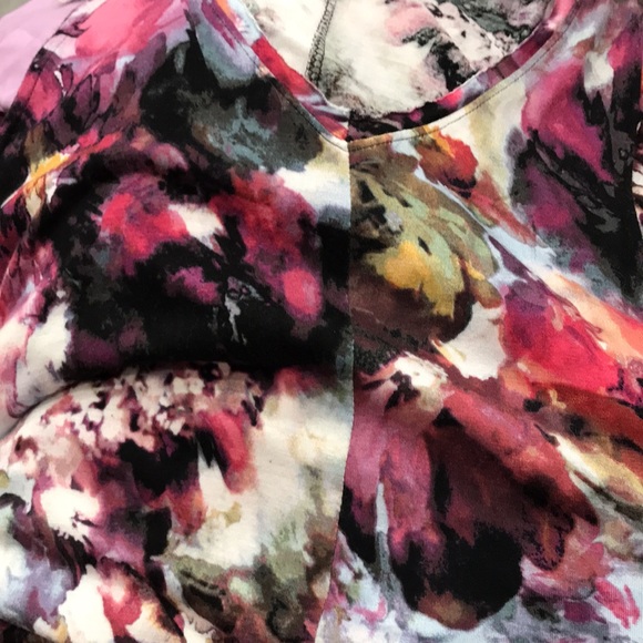 SIMPLY VERA WANG XS. MULTI COLORS. Has hankerchief hemline.DANCES N THE WIND❤️ - Picture 6 of 8